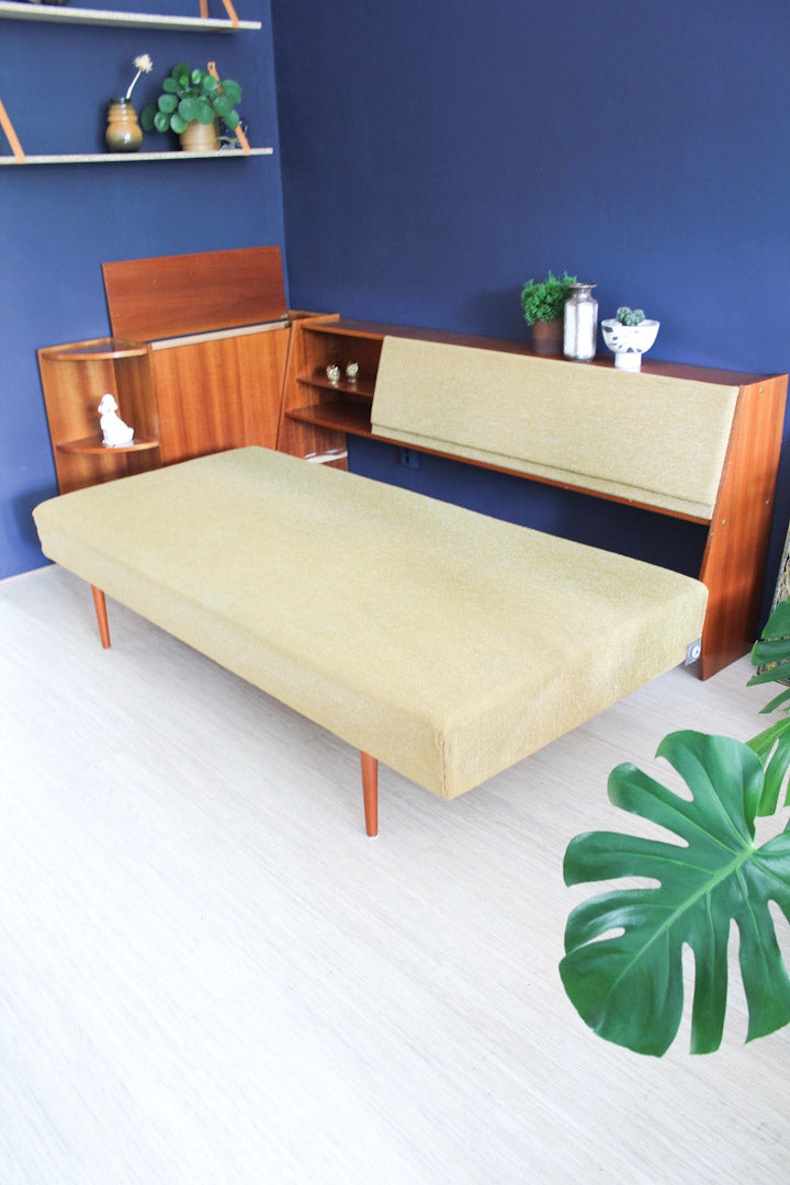 Jaren 60 vintage okergele bank / slaapbank / meubel