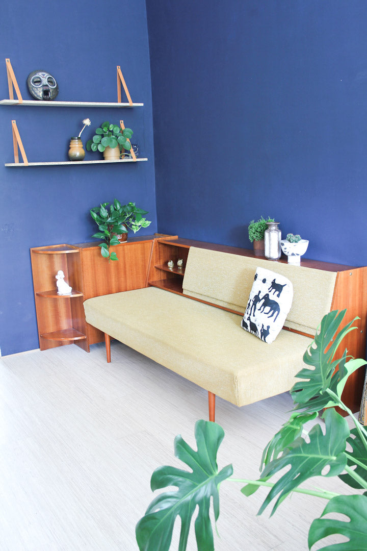 Jaren 60 vintage okergele bank / slaapbank / meubel