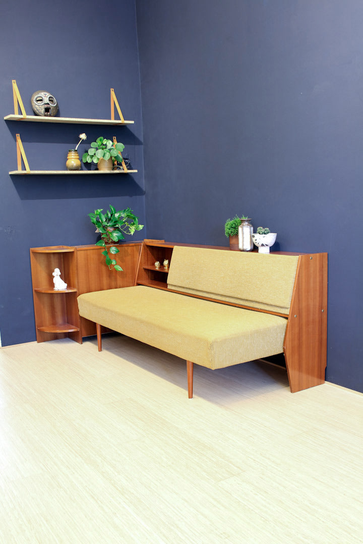 Jaren 60 vintage okergele bank / slaapbank / meubel