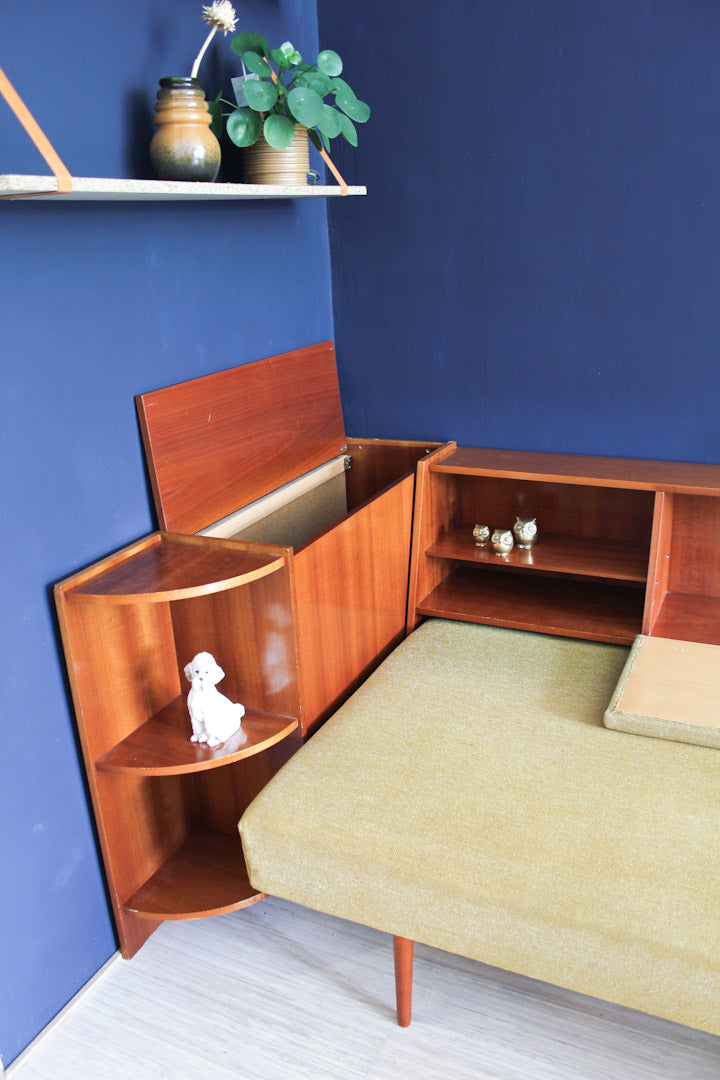 Jaren 60 vintage okergele bank / slaapbank / meubel