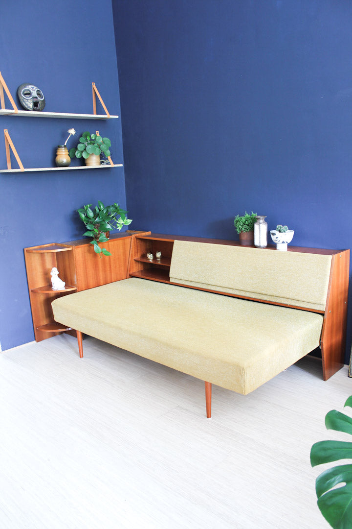 Jaren 60 vintage okergele bank / slaapbank / meubel