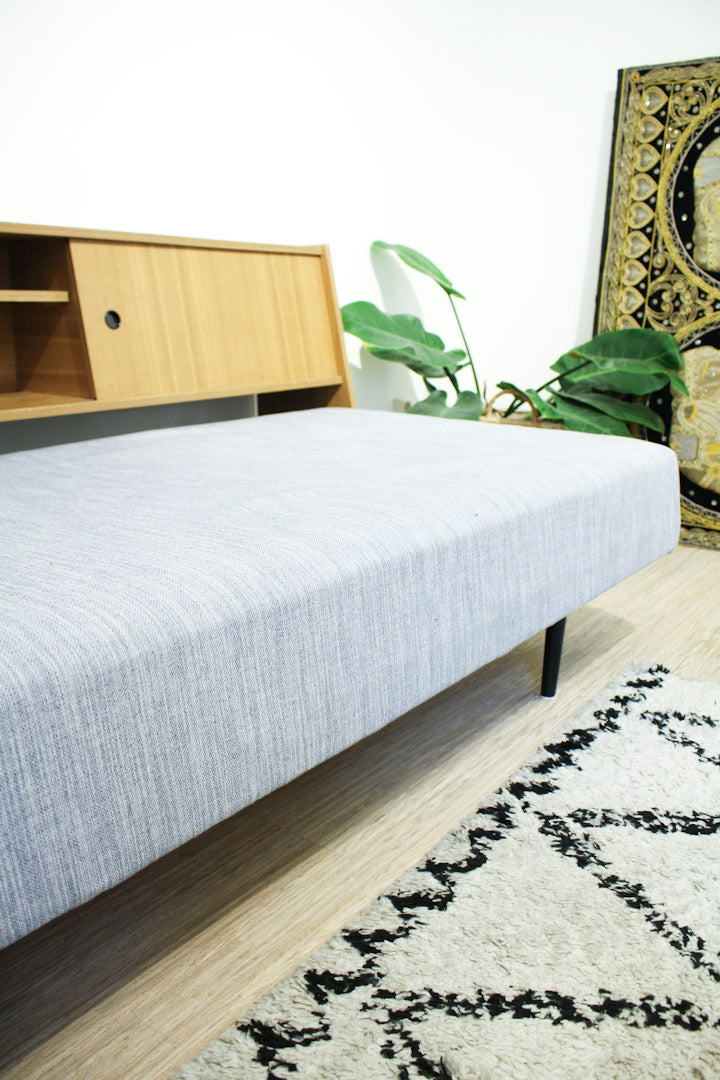 Lichtblauwe jaren 60 daybed met wandkast