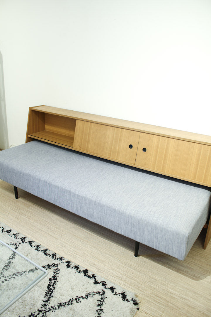 Lichtblauwe jaren 60 daybed met wandkast