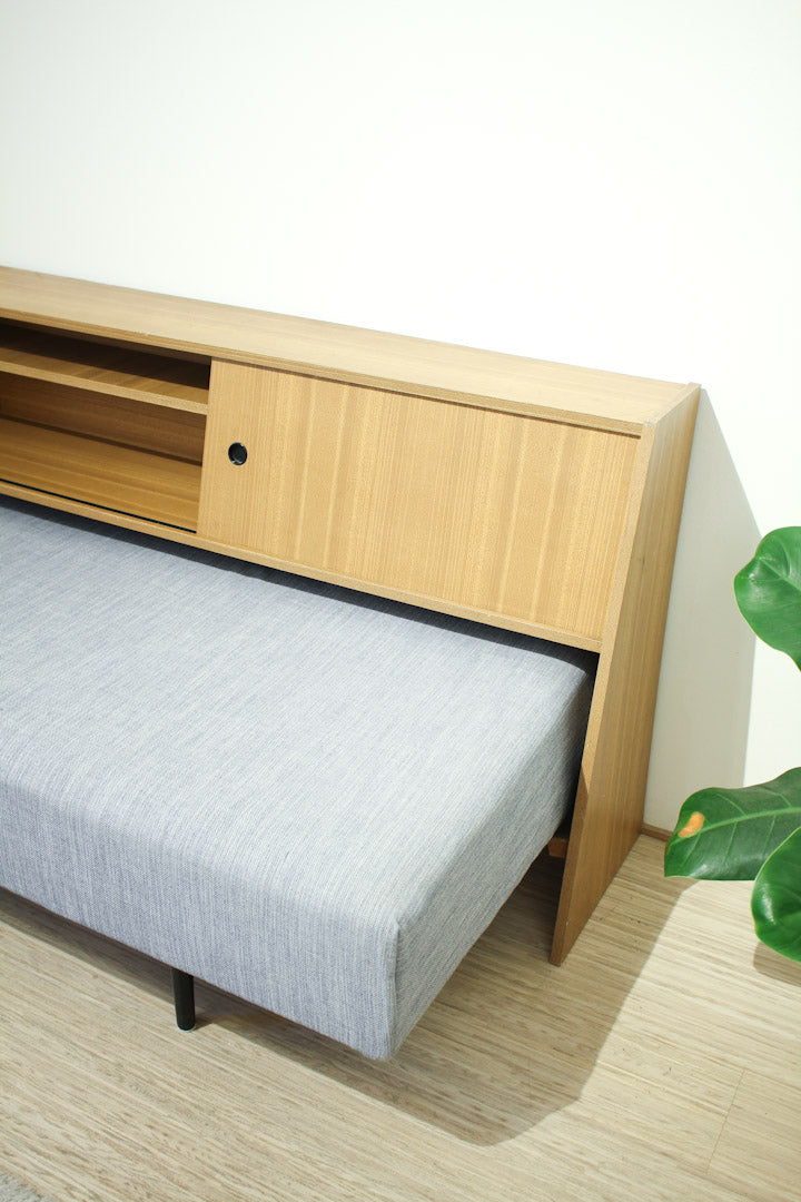 Lichtblauwe jaren 60 daybed met wandkast