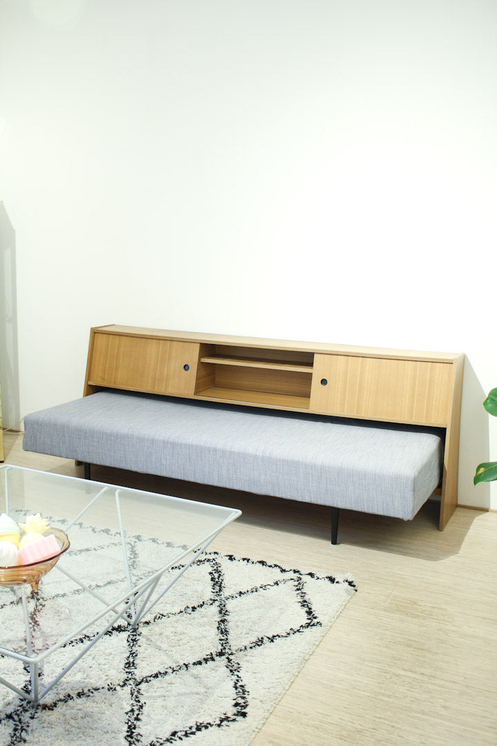 Lichtblauwe jaren 60 daybed met wandkast