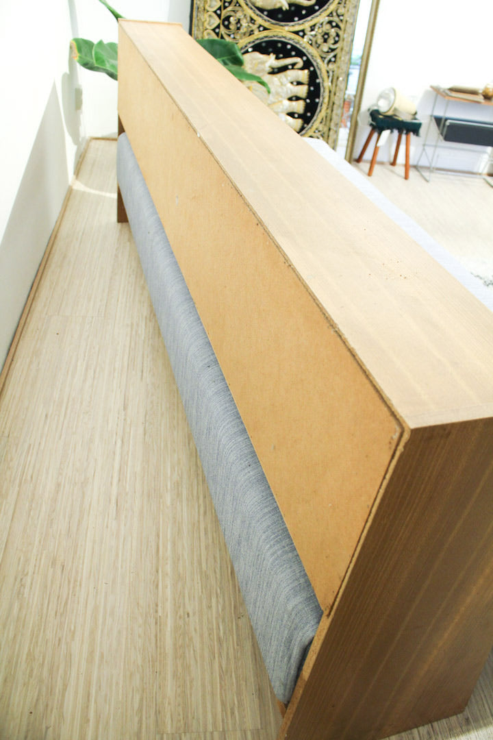 Lichtblauwe jaren 60 daybed met wandkast