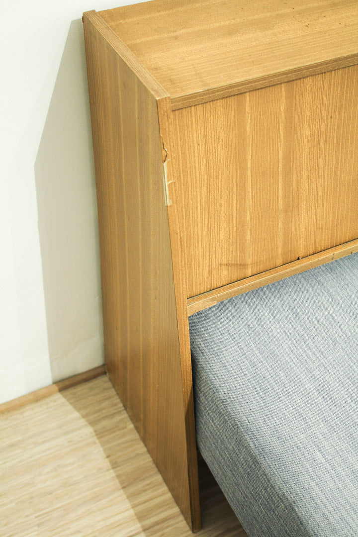 Lichtblauwe jaren 60 daybed met wandkast