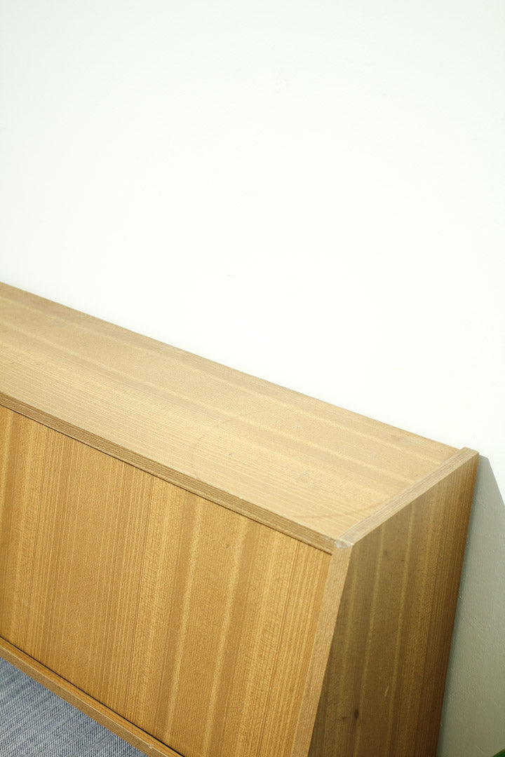 Lichtblauwe jaren 60 daybed met wandkast