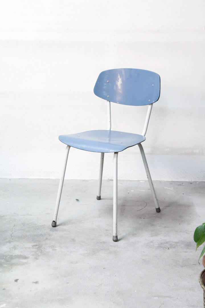 Lichtblauwe vintage stoeltjes jaren 50 / 60