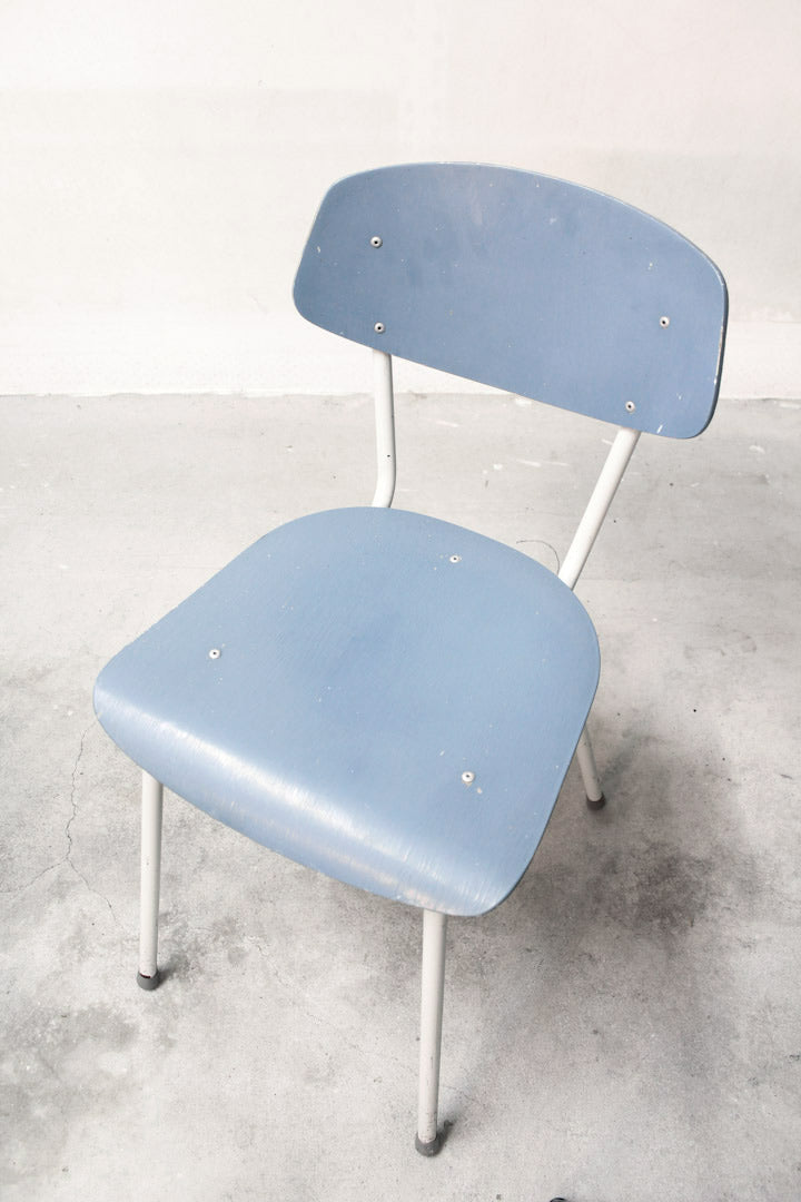 Lichtblauwe vintage stoeltjes jaren 50 / 60