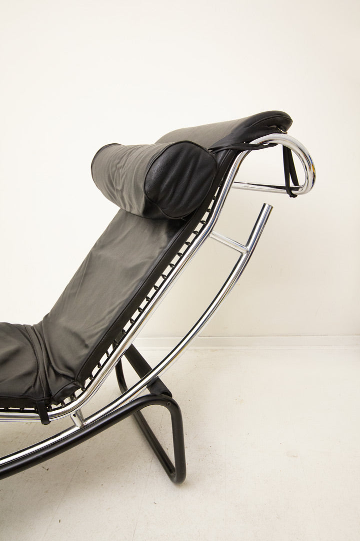  vintage zwarte ligstoel “Le Corbusier” LC4-look