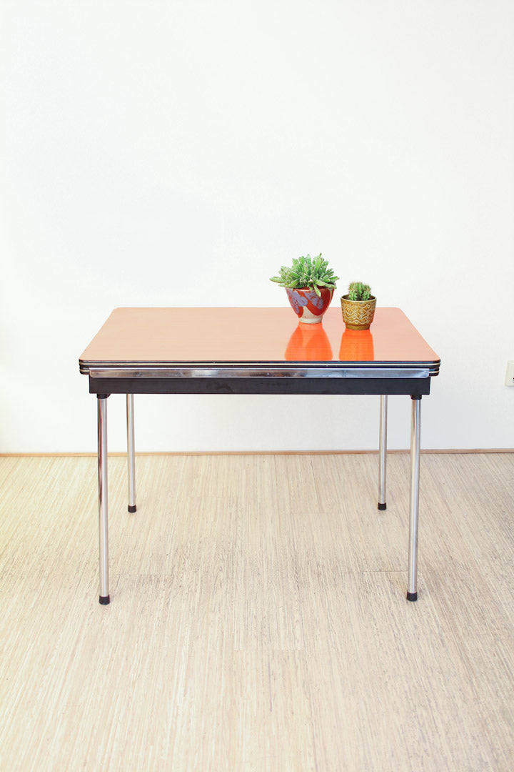 Oranje uitschuifbare portable formica tafel