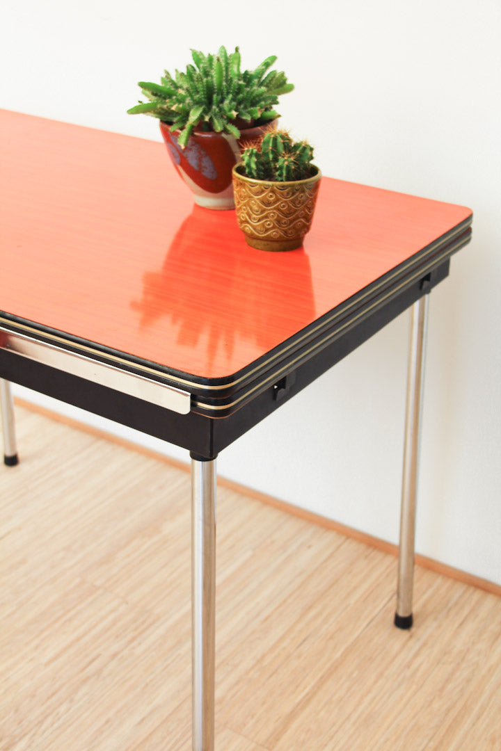 Oranje uitschuifbare portable formica tafel