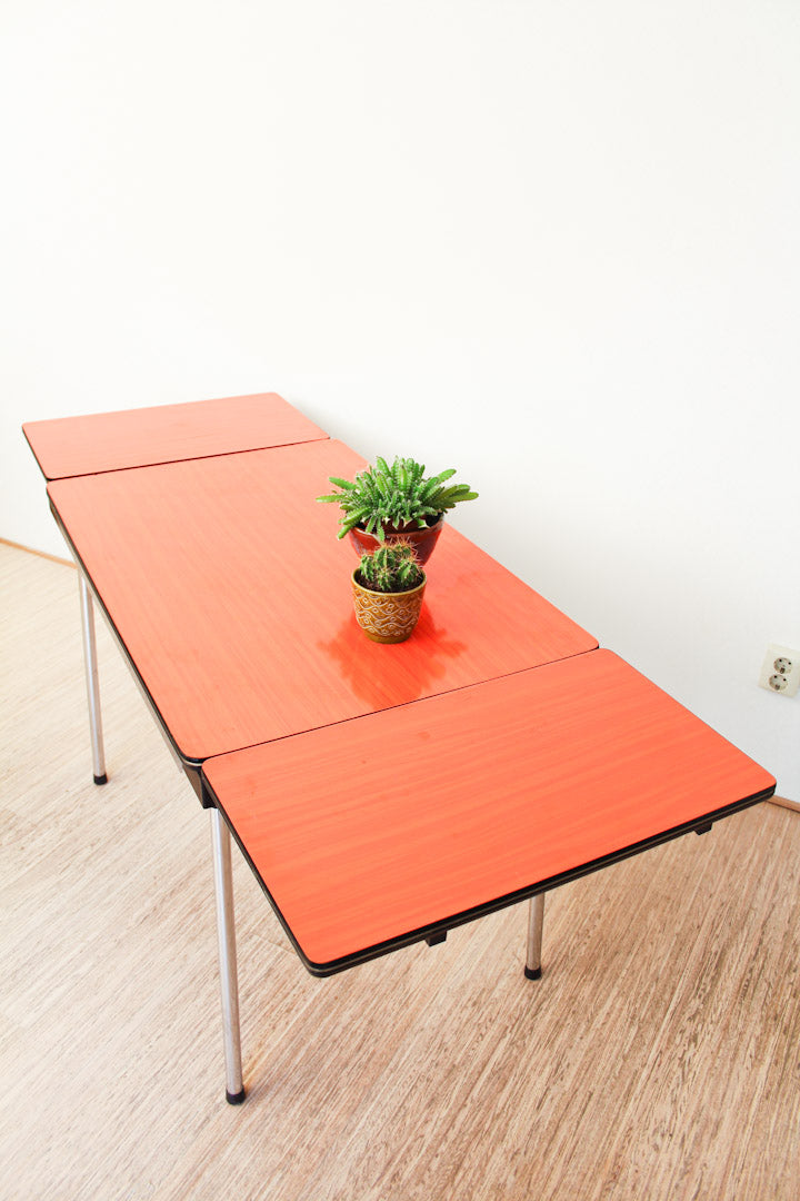 Oranje uitschuifbare portable formica tafel