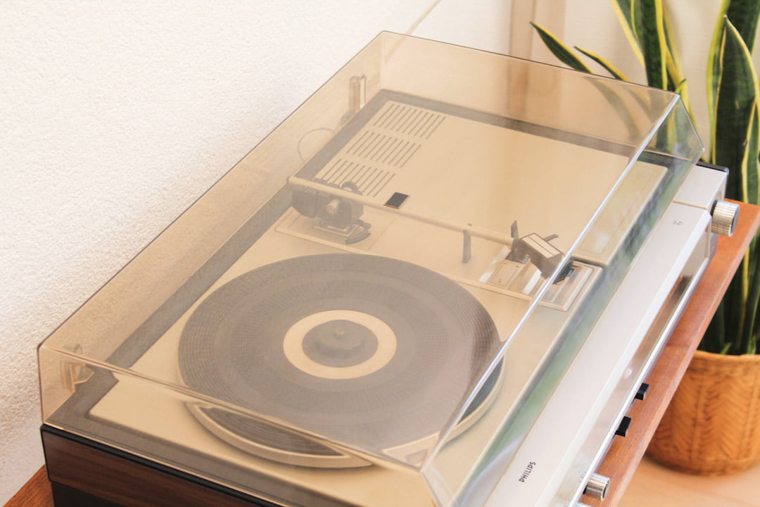 Philips 870 vintage radio + platenspeler + speakers