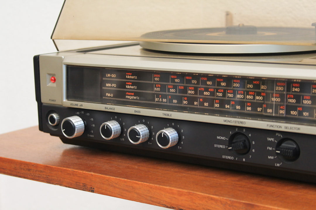 Philips 870 vintage radio + platenspeler + speakers