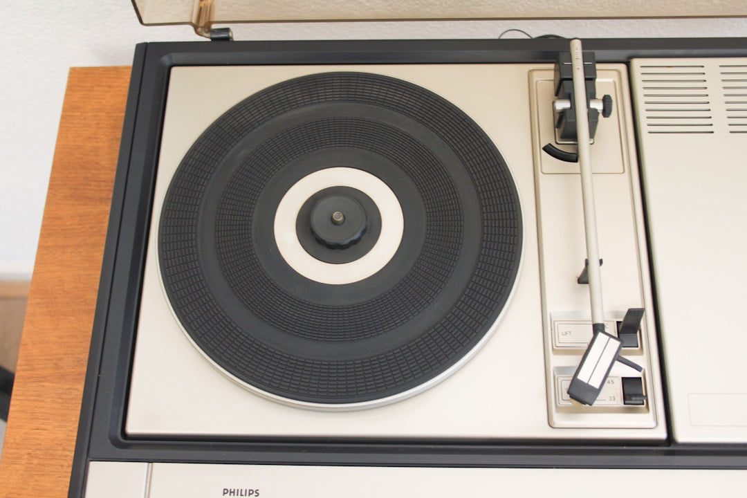 Philips 870 vintage radio + platenspeler + speakers
