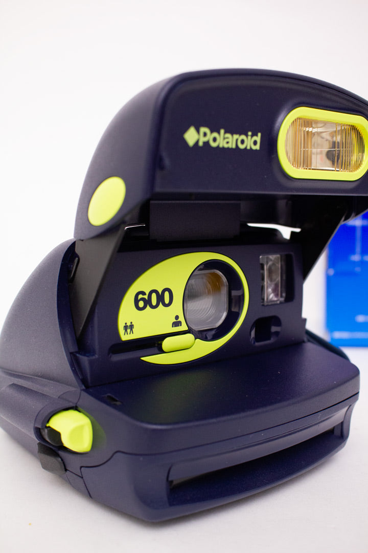 Polaroid 600 instant camera in limoen groen