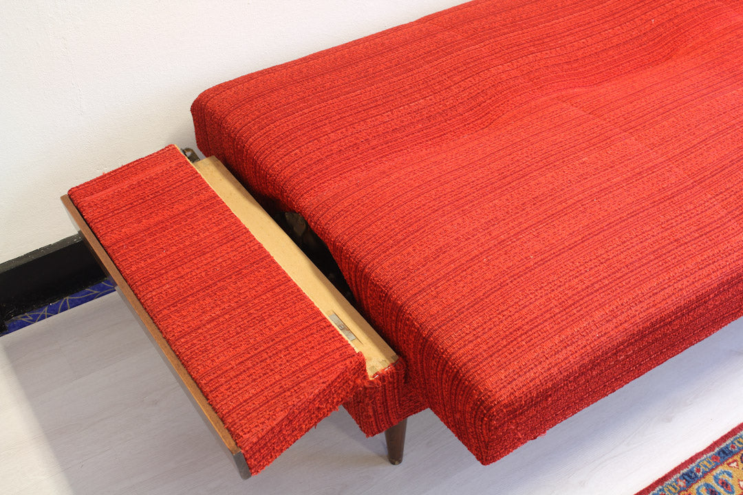 Rode vintage sofabed jaren 60