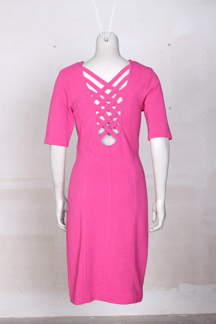 Roze jurk met gevlochten rug