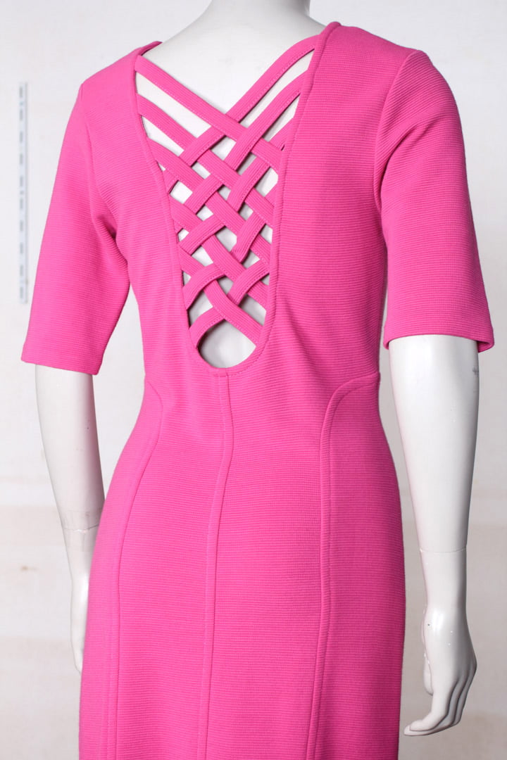 Roze jurk met gevlochten rug