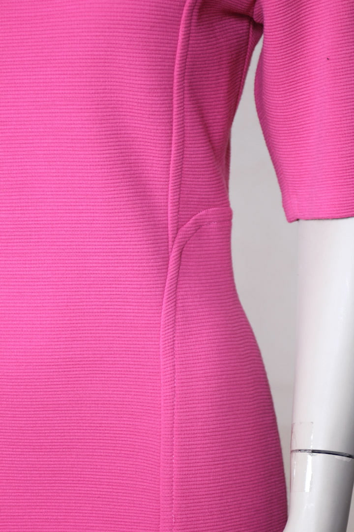 Roze jurk met gevlochten rug