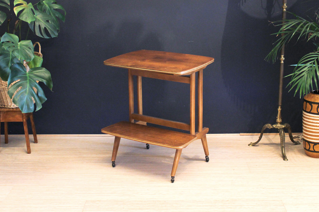 Verrijdbaar vintage audio meubel met sierlijke pootjes