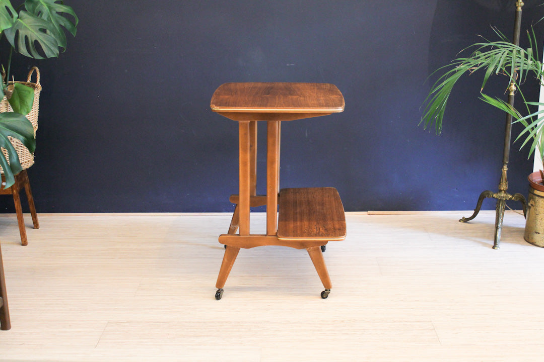 Verrijdbaar vintage audio meubel met sierlijke pootjes