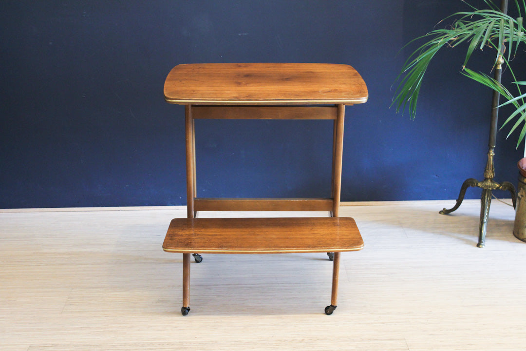 Verrijdbaar vintage audio meubel met sierlijke pootjes