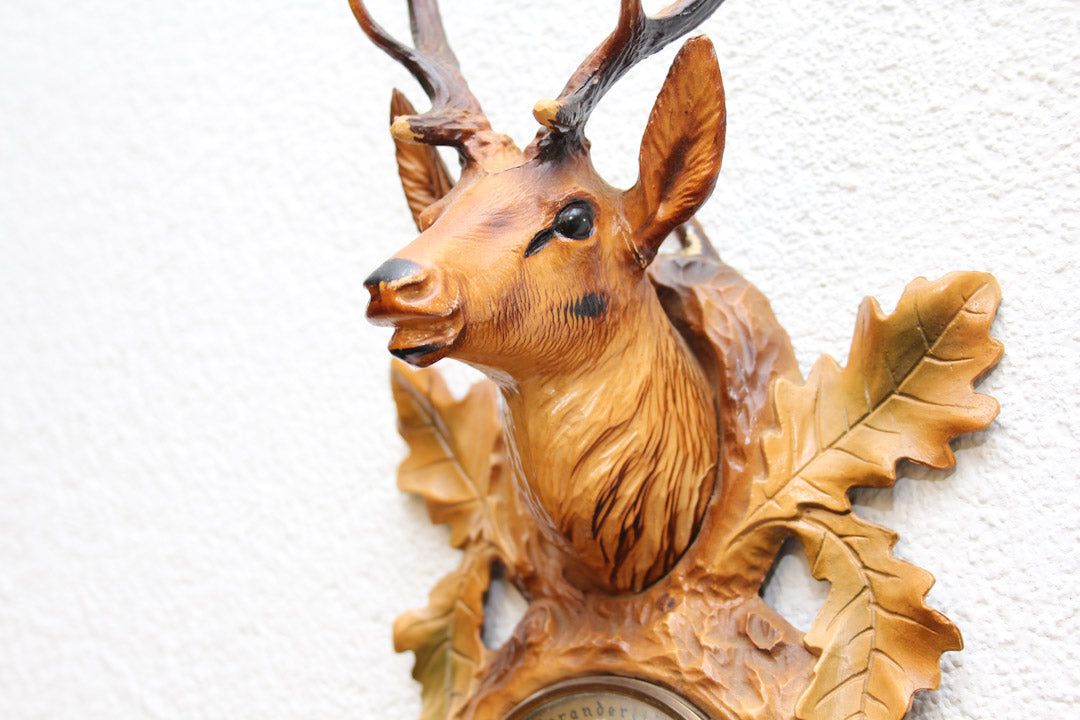 Vintage barometer hert met eikenbladeren