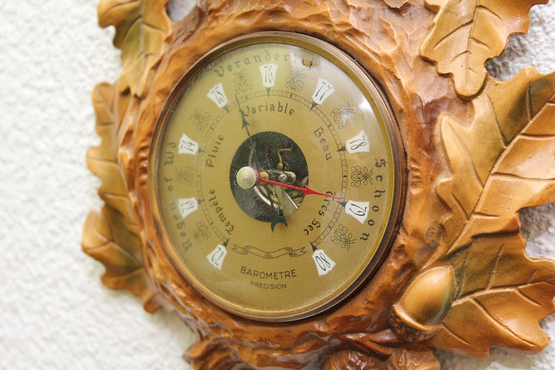 Vintage barometer hert met eikenbladeren