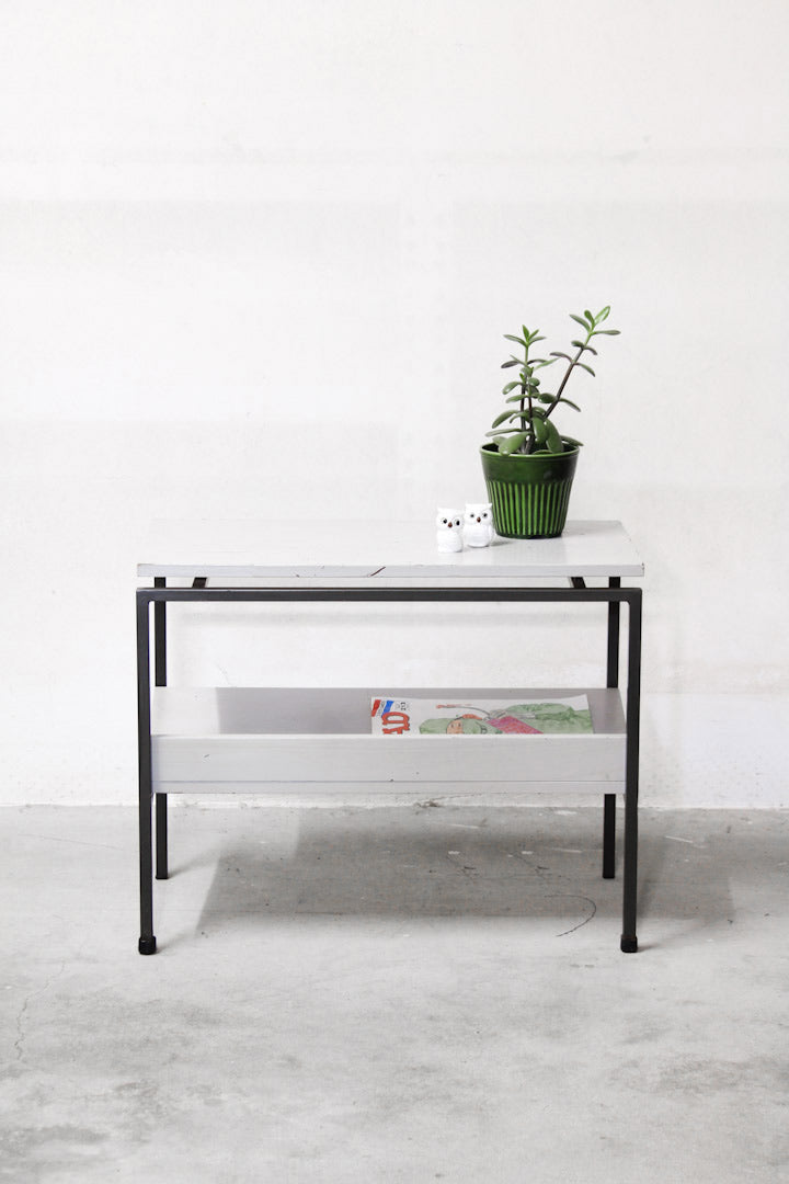 Vintage bijzettafeltje / lectuurbak met metalen frame