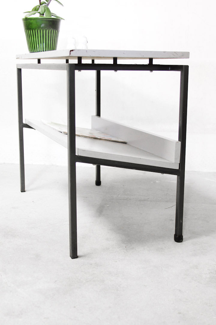 Vintage bijzettafeltje / lectuurbak met metalen frame