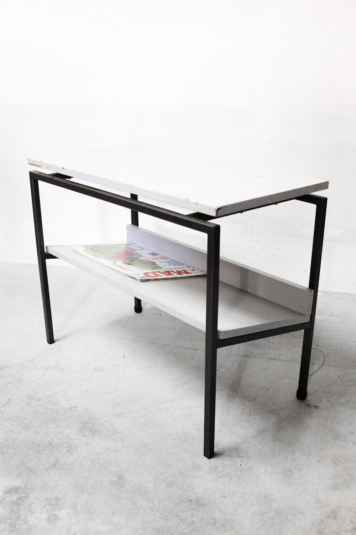 Vintage bijzettafeltje / lectuurbak met metalen frame