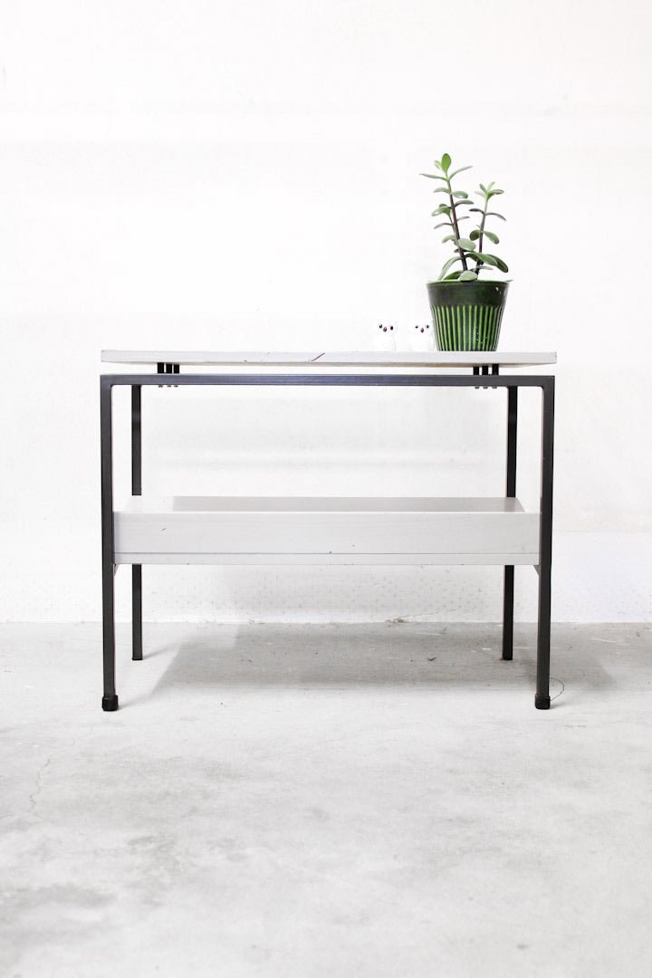 Vintage bijzettafeltje / lectuurbak met metalen frame