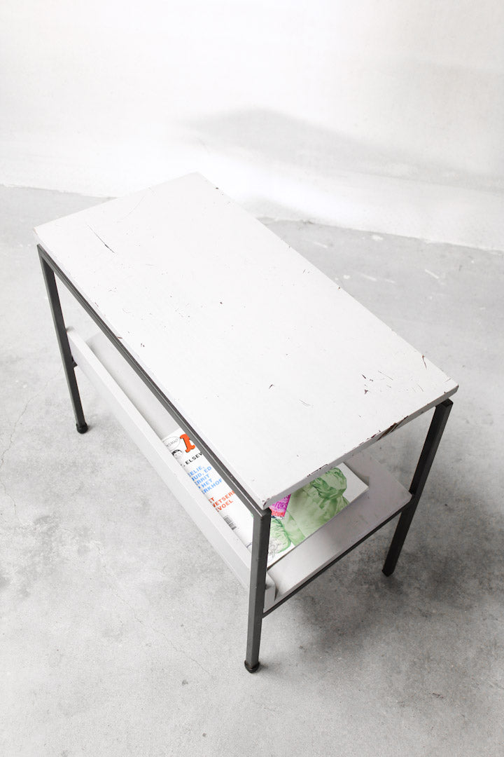 Vintage bijzettafeltje / lectuurbak met metalen frame