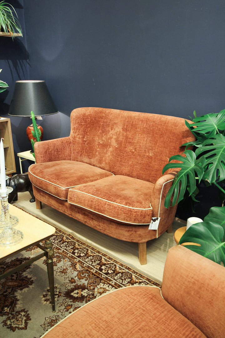 Vintage oudroze / bloedoranje bank en fauteuil met witte bies