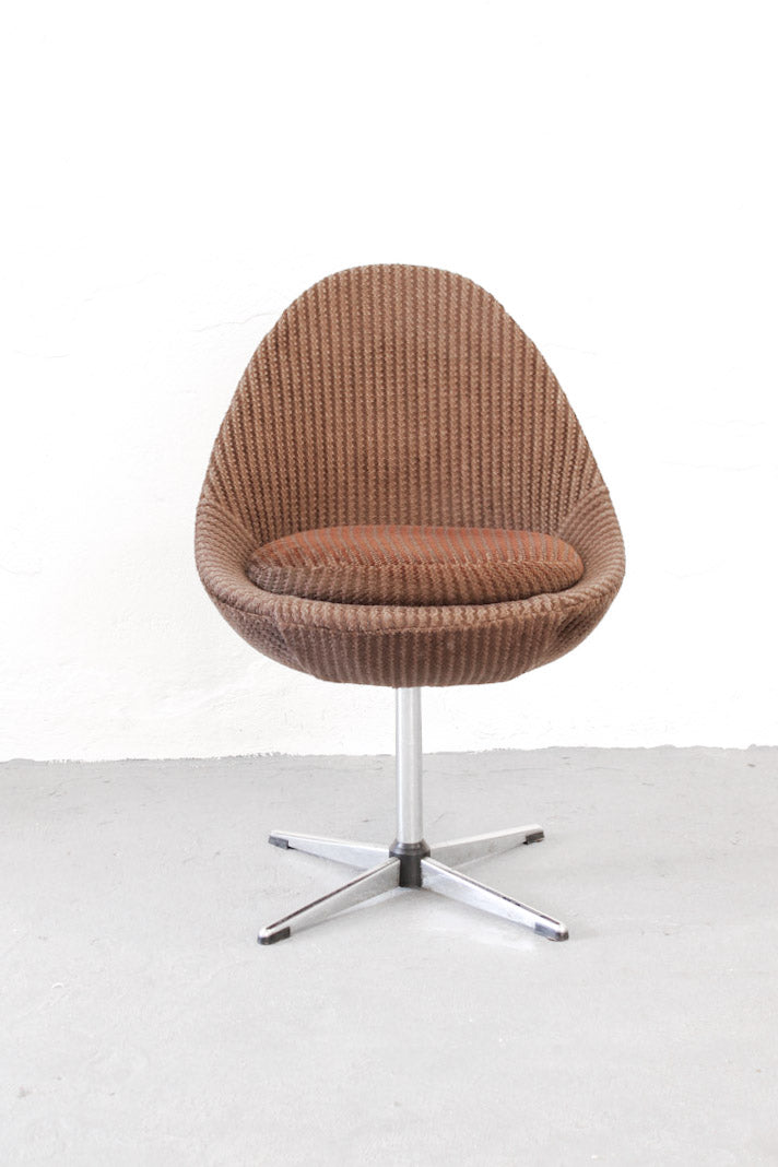 Vintage jaren 70 ei stoel van bruin ribstof