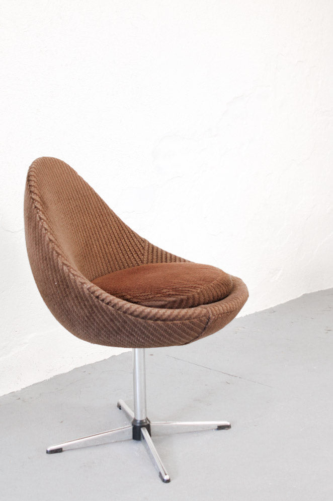 Vintage jaren 70 ei stoel van bruin ribstof