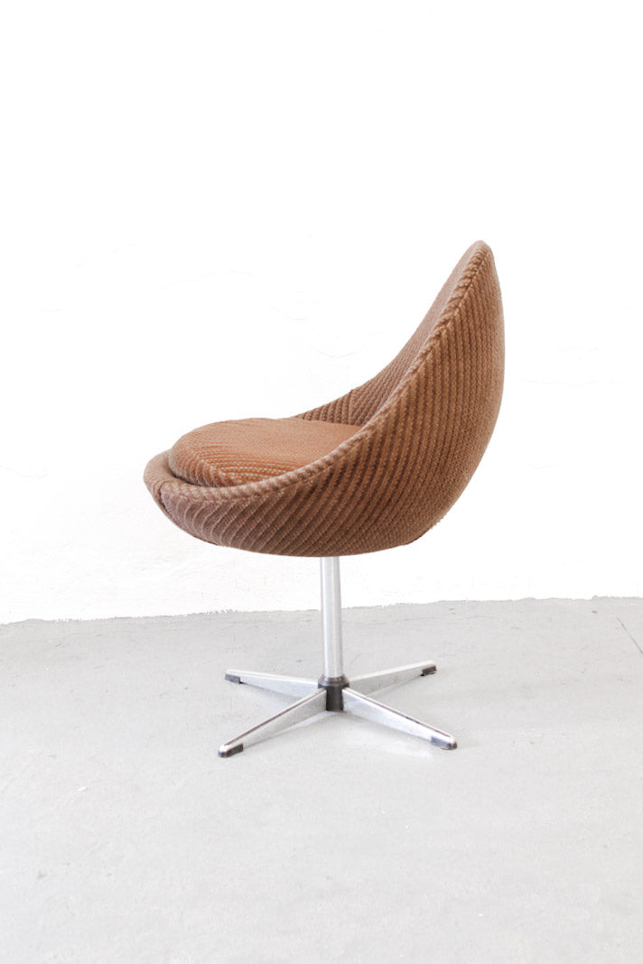 Vintage jaren 70 ei stoel van bruin ribstof
