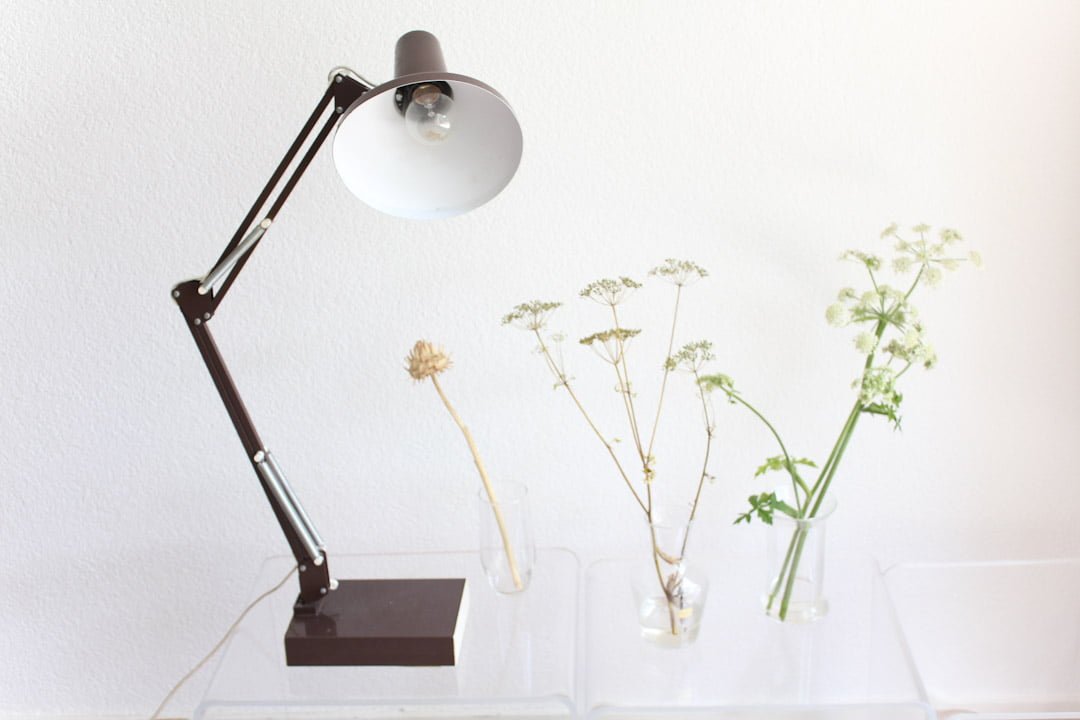 Bruine vintage scharnierlamp / bureaulamp