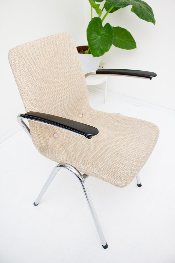 Vintage buizenframe stoel met creme bekleding en armleuningen Gispen-stijl