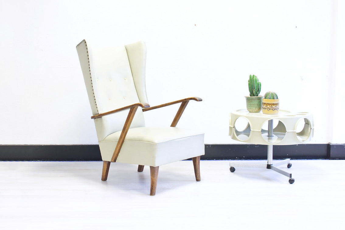 Statige creme witte vintage oorstoel met hoge rugleuning