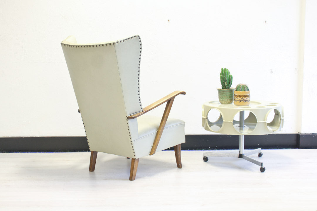 Statige creme witte vintage oorstoel met hoge rugleuning