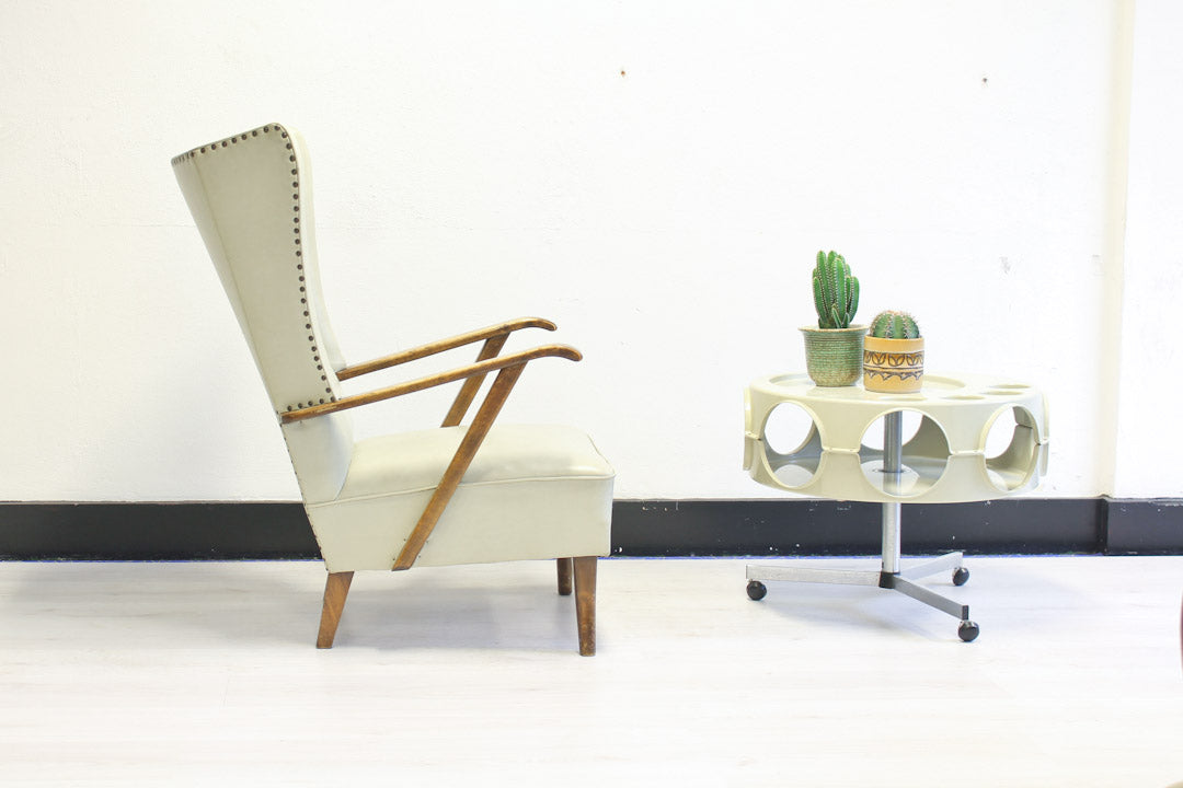 Statige creme witte vintage oorstoel met hoge rugleuning