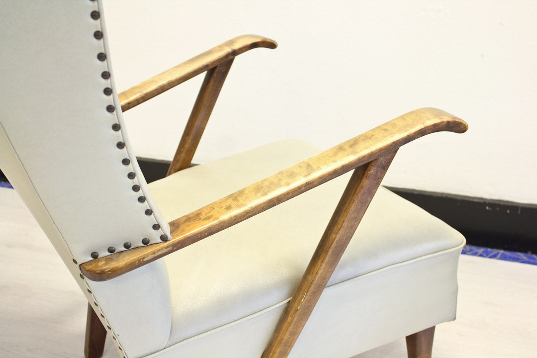 Statige creme witte vintage oorstoel met hoge rugleuning