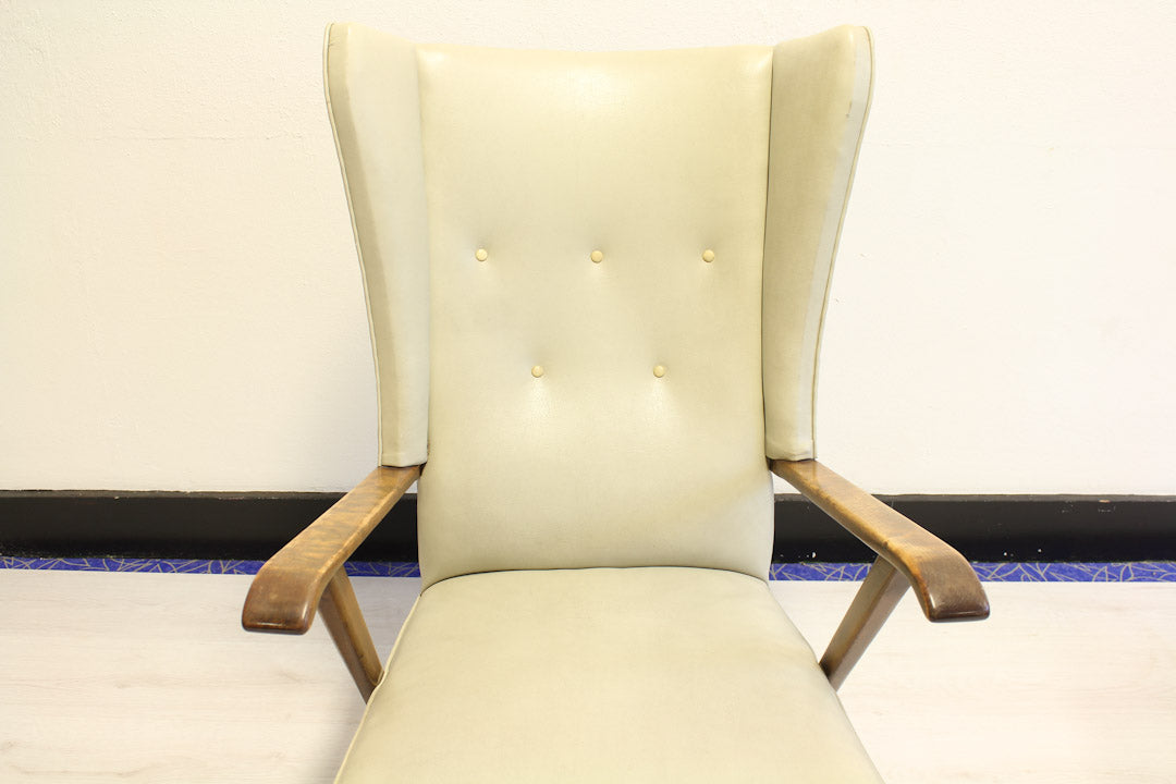 Statige creme witte vintage oorstoel met hoge rugleuning