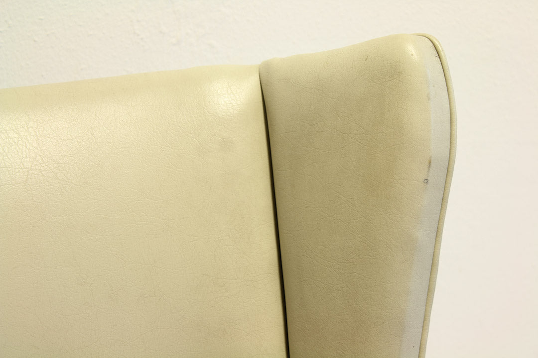 Statige creme witte vintage oorstoel met hoge rugleuning