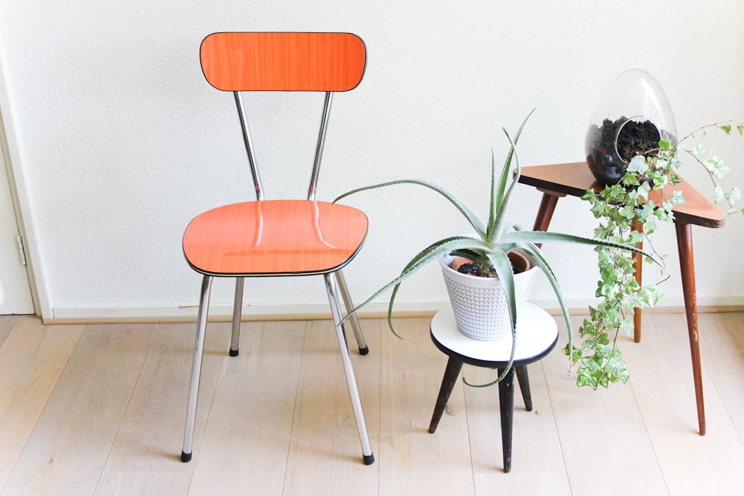 oranje formica stoeltje