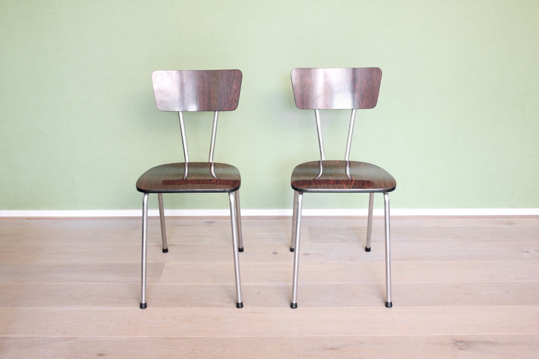 Bruine hout-look formica stoeltjes